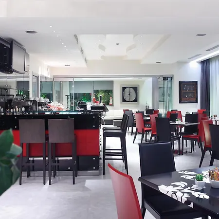 Отель Comfy Boutique 3*