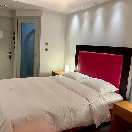 Отель Comfy Boutique 3*