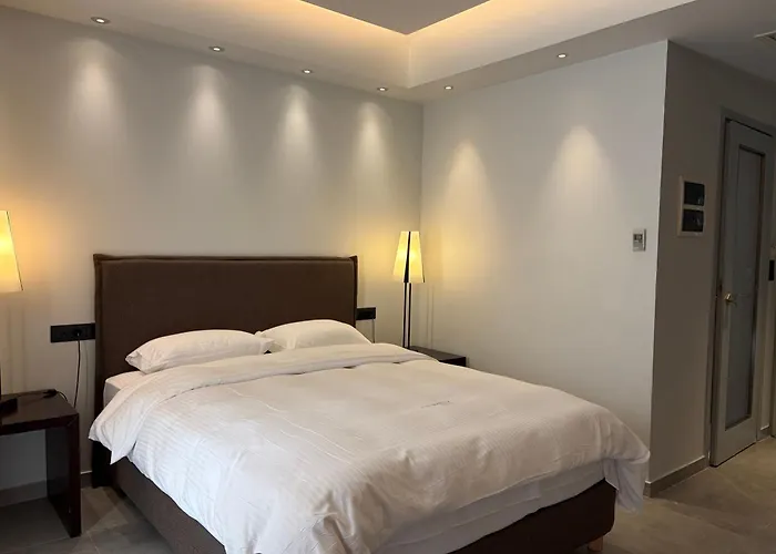 Отель Comfy Boutique 3*